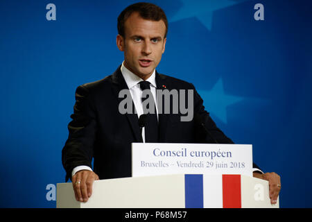 El presidente francés Emmanuel Macron, habla durante una conferencia de prensa en una cumbre de la UE en Bruselas, el viernes, 29 de junio de 2018. Crédito: ALEXANDROS MICHAILIDIS/Alamy Live News Foto de stock