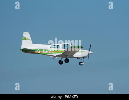 Un Grumman AA5 -Viajero luz privado asiento 4 aviones que van a aterrizar en Inverness Dalcross Aeropuerto en las Highlands escocesas. Foto de stock