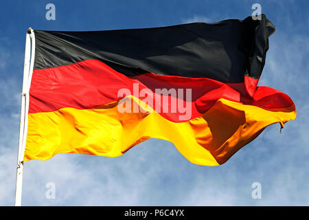Hoppegarten, bandera nacional de la República Federal de Alemania en el viento Foto de stock