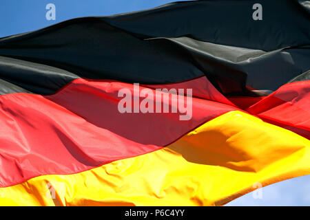Hoppegarten, bandera nacional de la República Federal de Alemania en el viento Foto de stock