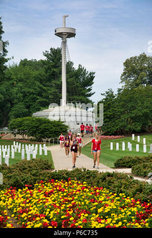 El mástil de la USS Maine Memorial en el Cementerio Nacional de Arlington, Washington, Distrito de Columbia, EE.UU. Foto de stock