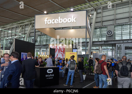 Hannover, Alemania - Junio 13, 2018: el stand de la empresa Facebook con los visitantes de la feria en la feria CeBIT 2018. CeBIT es la feria más grande del mundo para ti Foto de stock