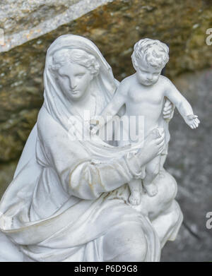 Piedra Blanca Estatua De La Virgen Maria Embarazada De Un Bebe Fotografia De Stock Alamy
