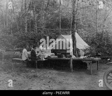 Alquiler Camping Mostrando Cuatro Mujeres No Identificadas Cenar En Frente De Una Tienda De Campana En Un Camping Nd Kiehl 357 Fotografia De Stock Alamy