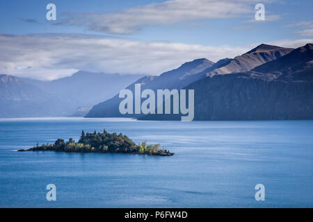 Una pequeña isla en el Lago Wanaka, Isla del Sur, Nueva Zelanda.