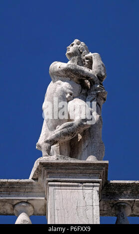 Estatua en la parte superior de la Biblioteca Nacional de San Marcos, la Biblioteca Marciana de Venecia, Italia, Sitio del Patrimonio Mundial de la UNESCO