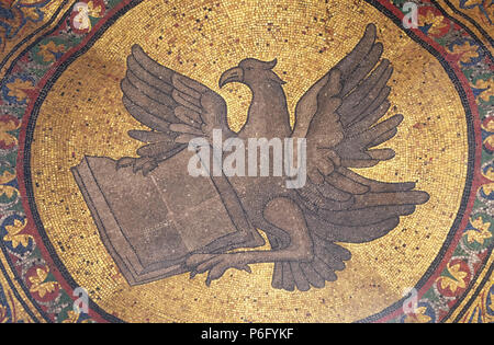 Símbolo de San Juan Evangelista, el mosaico de la fachada de la Basílica de San Marcos, la Plaza de San Marcos, en Venecia, Italia Foto de stock