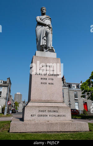 Reino Unido, Escocia, Aberdeen, el Historic Old Aberdeen. La estatua de George V, duque de Gordon. El coronel de los Gordon Highlanders.