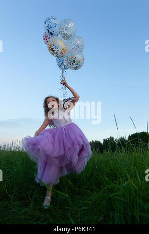 Imagen minimalista de un montón de globos blancos sobre un cielo azul  despejado. Stock Illustration