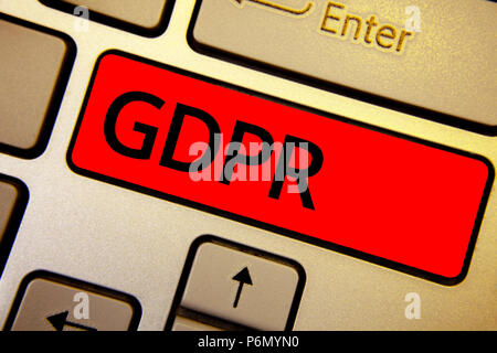 Signo de texto mostrando GDPR. Foto conceptual general el reglamento de protección de datos de cumplimiento de la legislación de la UE de privacidad Teclado teclas portátil marrón amarillo idea crear c Foto de stock