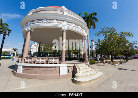 Soporte de banda abovedado en el Parque JoseÌ MartiÌ, Cienfuegos, Cuba Foto de stock