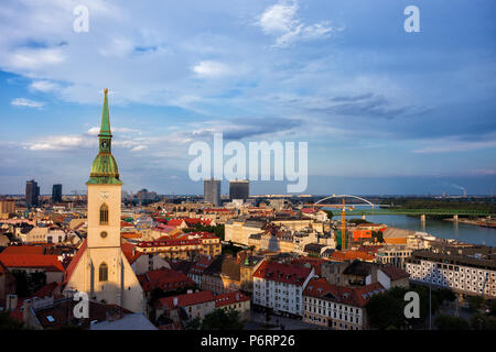 Bratislava, capital de Eslovaquia al atardecer, la ciudad con el casco antiguo y la Catedral de St Martin Foto de stock