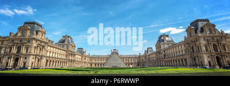 Vista panorámica del patio principal del Palacio de Louvre con los edificios históricos y la pirámide moderna, París Francia Foto de stock