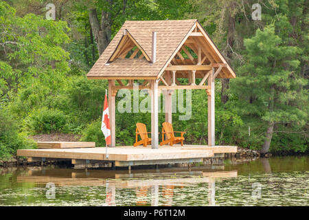 Pequeño muelle y zona de estar ubicado en el lago Muskoka, en Ontario, Canadá. Foto de stock