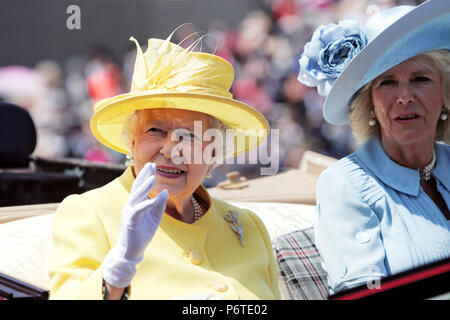 Royal Ascot, la procesión real. La reina Isabel II y Camilla Mountbatten-Windsor llegar al hipódromo Foto de stock