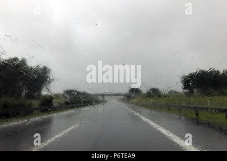 Berlín, Alemania, mala visibilidad durante la lluvia pesada en un país por carretera