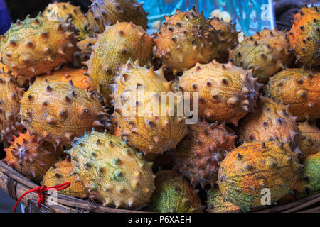 Kivano conocido como cuernos parece melón pepino en el mostrador del mercado chino. Foto de stock