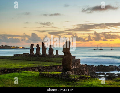 Moais en el complejo arqueológico de Tahai al atardecer, el Parque Nacional Rapa Nui, Isla de Pascua, Chile Foto de stock