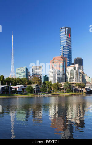 Torre Eureka y el Centro Victoriano de Arte a lo largo de río Yarra, Melbourne, Victoria, Australia