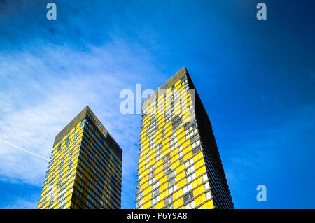 Rascacielos Twin Towers hotel en Las Vegas en un día soleado con un cielo azul.