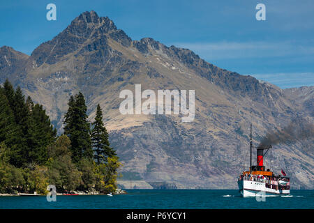 Nueva Zelanda, Otago, Isla del Sur, Queenstown, las montañas Remarkables con el TSS Earnslaw vaporizador Nueva Zelanda, Otago, Isla del Sur, Queenstown, las montañas Remarkables con el TSS Earnslaw vaporizador