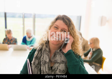 La empresaria sonriente hablando por teléfono inteligente. Foto de stock