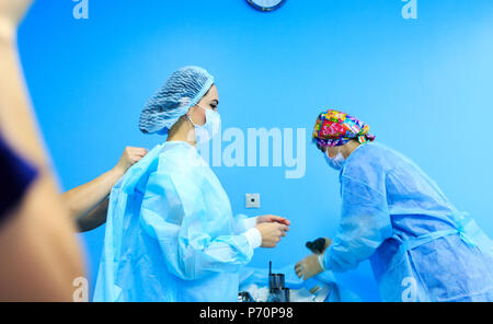 Vestidos de cirujano antes de la cirugía Foto de stock