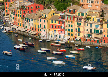 Puerto y típicas casas de colores, Portofino, en la provincia de Génova, Liguria, Italia, Europa Foto de stock
