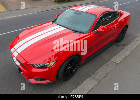  Un registrado 2016 Ford Mustang rojo y blanco coche deportivo en Inglaterra  Fotografía de stock - Alamy