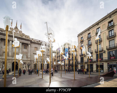 Barcelona, España - 10 de diciembre de 2017: Vista de la escena de natividad en la plaza de Sant Jaume Foto de stock