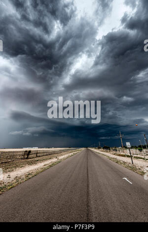 Una enorme tormenta oscura formando un largo, estrecho camino en Tornado Alley, Oklahoma. Foto de stock