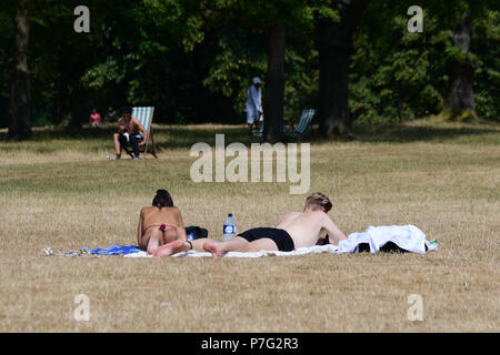 Londres, Reino Unido. El 6 de julio de 2018. La gente toma el sol en Hype Park en Londres el 6 de julio de 2018, durante un fin de semana ola de calor en el Reino Unido. Crédito: Capital de imagen/Alamy Live News