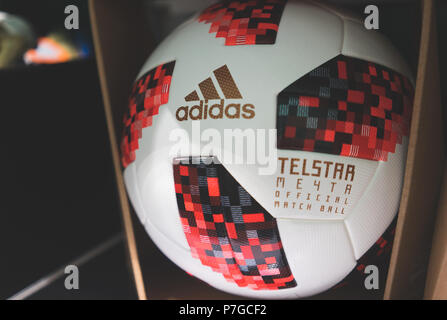 Circunstancias imprevistas Fiesta Antemano Fútbol: Adidas Telstar Mechta, balón oficial de las rondas de knock-out de  la Copa Mundial de la Fifa Rusia 2018 Fotografía de stock - Alamy