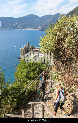 Excursionistas en la ruta, Vernazza, Cinque Terre, en la provincia de La Spezia, Liguria, Italia Foto de stock
