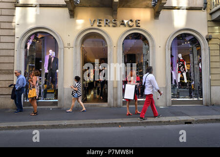 Italia, Lombardía, Milán, el cuadrilátero de la moda, la tienda de Gucci en Via Monte Napoleone Foto de stock
