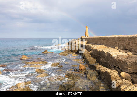 El norte de Chipre, Kyrenia, el faro en el puerto Foto de stock