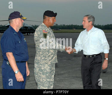Hurricane Relief-24. El Presidente de EEUU, George W. Bush (derecha), saluda al Ejército estadounidense (EEUU), el Teniente General (LGEN) Russel L. Honore, Comandante de la Fuerza de Tarea Conjunta (JTF) Katrina y US Coast Guard (USCG) Vice Almirante (VADM) Thad W. Allen, Director de la Agencia Federal de Manejo de Emergencias (FEMA) de Socorro, a bordo de la Estación Aérea Naval, de la base de Reserva Conjunta, NAS (OCR) de Nueva Orleans. El presidente Bush y la primera dama están reuniendo con altos cargos militares en NAS JRB, New Orleans para recibir escritos en JTF Katrina los esfuerzos de socorro. La activa participación de la Marina en el Huracán Katrina assista humanitaria Foto de stock