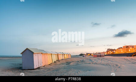 Cabinas de baño multicolores alineadas en la playa desierta de Berck-Plage temprano en la mañana Foto de stock