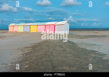 Cabinas de baño multicolores alineadas en la playa desierta de Berck-Plage temprano en la mañana Foto de stock