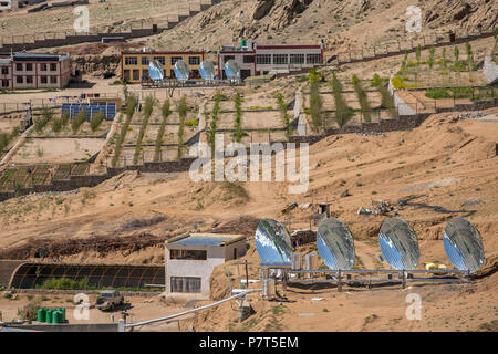 Grandes Calderas de agua solar en la moderna escuela experimental en Leh, Ladakh, India. Energía alternativa conсept