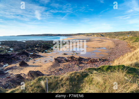 La playa de arena de agua dulce Casltemartin oeste cerca de la costa de Pembrokeshire en Gales Foto de stock