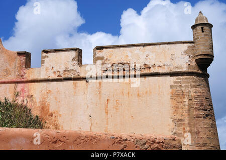 Parte de la antigua muralla de la ciudad de la casbah des oudaias con torreta en esquina en Rabat, capital de Marruecos Foto de stock
