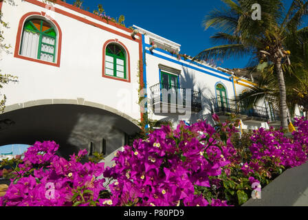 España - Islas Canarias - Gran Canaria - Puerto de Mogan - Waterfront casas con buganvilla. Foto de stock