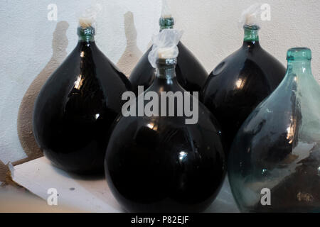 El vino es criado en grandes botellas de vidrio