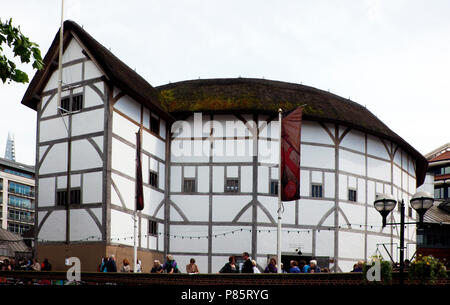 El Shakespeare's Globe Theatre en la orilla sur del río Támesis en dirección sur en Londres