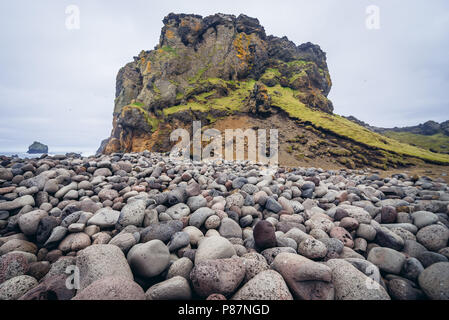 Alto boulder ridge compuesto de piedras redondeadas y Valahnukur Valahnukamol llamado Mountain en Reykjanesskagi - Península Sur, Islandia