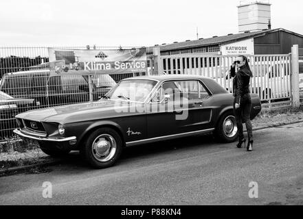  Modelo femenino y viejo coche. Ford Mustang Fotografía de stock - Alamy
