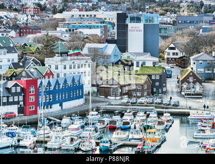 26 de abril de 2018: Tórshavn, Islas Feroe - El puerto, tradicionales casas con techo de hierba y el Hotel Hafnia en el centro de la ciudad.