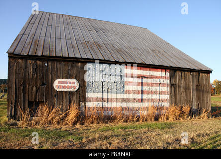 Antiguo granero con tabaco sur de Maryland dedicada a las tropas estadounidenses por bandera pintada en la cara y estrellas datos adjuntos de recorte