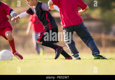 Fútbol para niños - los niños jugadores coinciden en campo de fútbol Foto de stock